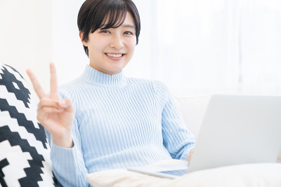 年轻的亚洲女性使用笔记本电脑