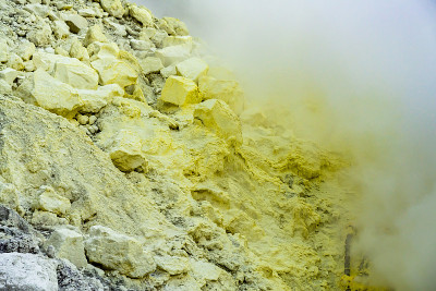 伊真火山口和硫磺开采。山清水秀，湖绿带烟硫磺