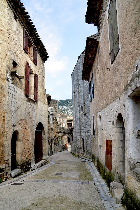 Saint-Guilhem-le-desert街。法国中世纪的村庄。法国南部。蒙彼利埃附近。联合国教