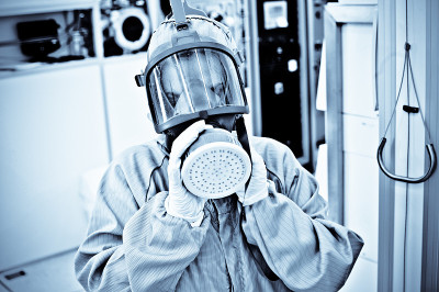 女Hazmat / Hazchem科学家戴上/脱下防毒面具。