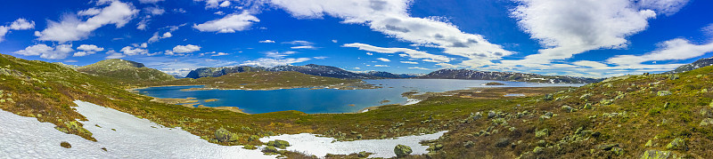 令人惊叹的瓦瓦特湖全景，粗糙的景观，岩石，巨石和山脉在夏天挪威的Hemsedal。
