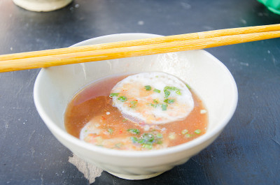 越南煎饼，它是由米饭，葱，鸡蛋…这是一种街头小吃，在平顺、宁顺和芽庄都很受欢迎。