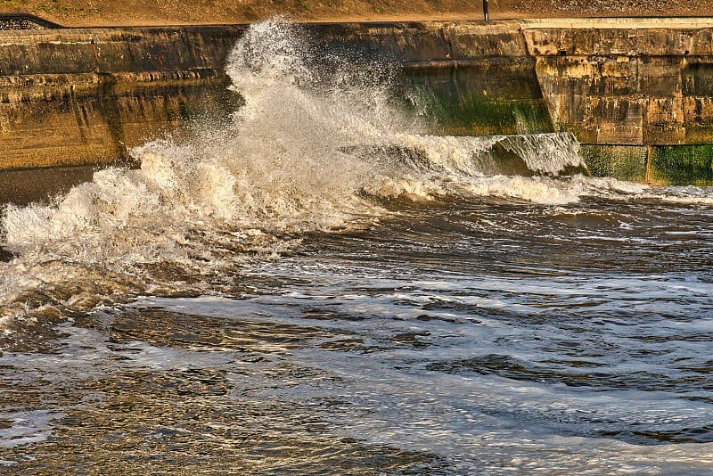 海浪冲击着混凝土海岸墙，克罗默，诺福克，英格兰，英国