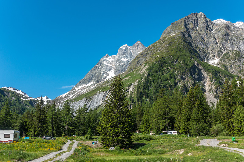 从瑞士小村庄La Fouly可以看到令人惊叹的雪山山顶景色