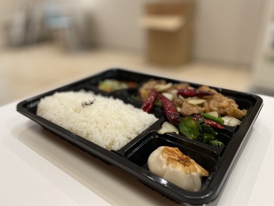 日式中餐便当盒，炸鸡配红辣椒