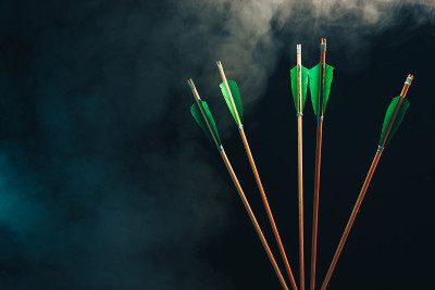 六木箭。美丽的烟雾的背景。中世纪的武器都是手工制作的。