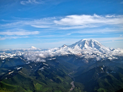 雷尼尔山面对亚当斯山