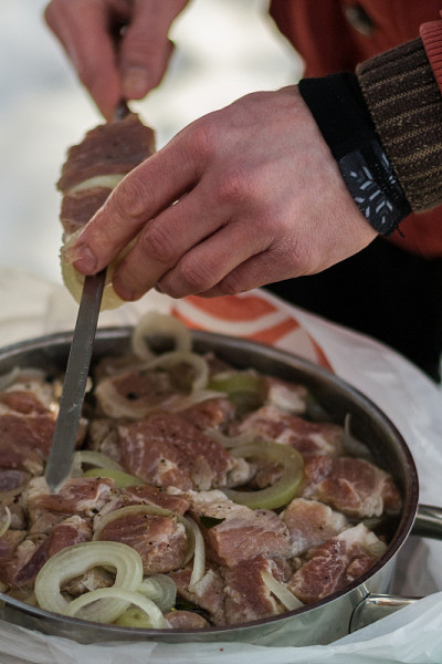 用手把肉串在烤串上