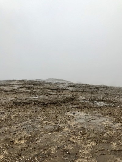 冰岛大Geysir地热区的秋冬景观:黄金圈的自然地标——泥、灌木、雾、沸水和冰
