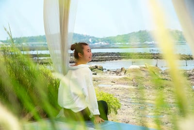 快乐的旅行者和旅游年轻的女性在海滩上度过夏天。放松户外目的地休闲旅行旅行