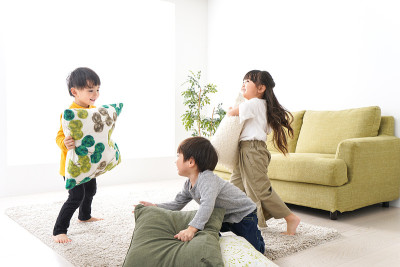 孩子们在家里玩耍
