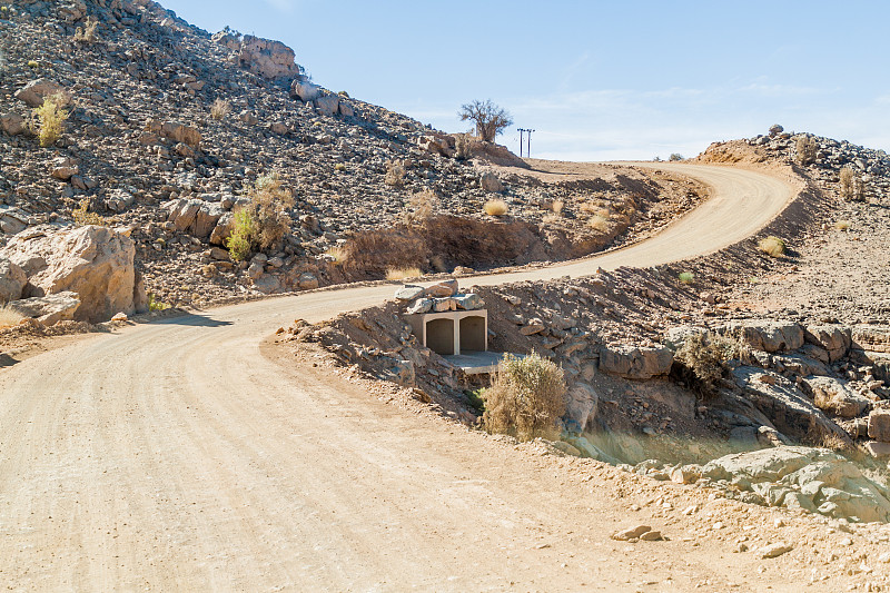 奥姆哈贾尔山的未铺公路