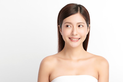 美丽年轻的亚洲女性干净清新的皮肤在白色背景，面部护理，面部护理，美容，美容和水疗，亚洲女性肖像。