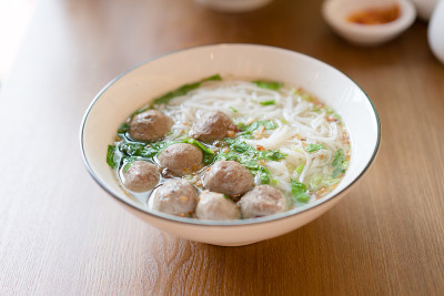 亚洲食物牛肉和肉丸汤面
