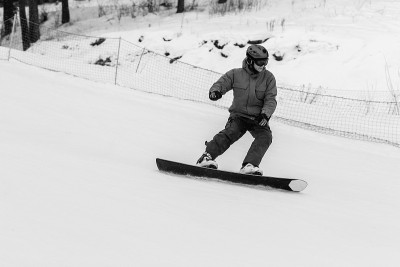 滑雪者从山上滑下来