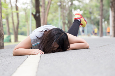 事故。慢跑时绊了一跤