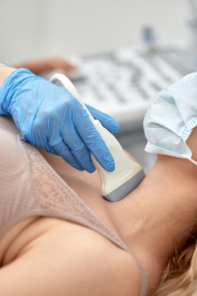 医生给她做甲状腺超声波检查