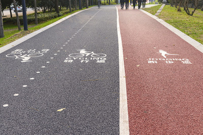 中国上海市上海公园的自行车或自行车道标志和慢跑/跑步道标志