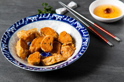 海姜是炸虾卷或虾球。中国传统美食的概念。饺子点心在竹蒸笼内用文字抄写空间。亚洲食物背景