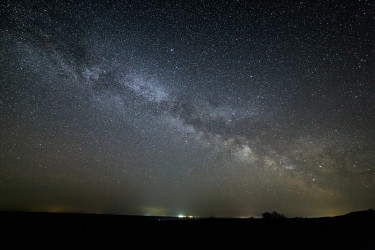 银河银河在夜空中点缀着明亮的星星。外太空天体摄影。