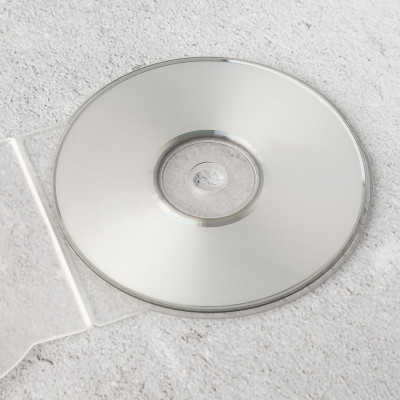 现实的白色cd模板盒盖上白色水泥背景