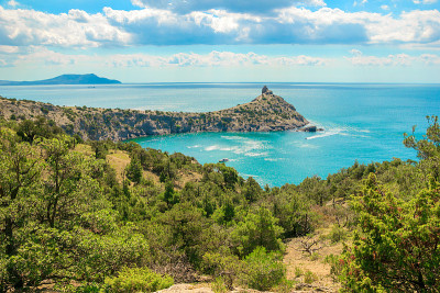 美丽的夏季海滨景观在克里米亚的度假胜地