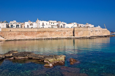 坚固的墙。Monopoli。普利亚区。意大利。