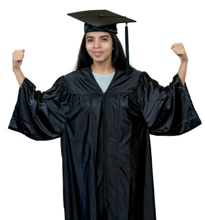 为身着学士服的印度计算机科学研究生欢呼