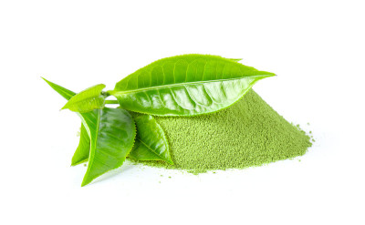 茶叶和抹茶绿茶粉隔离在白色背景