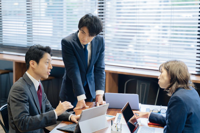 三个男女商人在笔记本电脑上开会