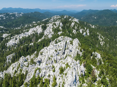 克罗地亚Bijele stijene山脉石灰岩的鸟瞰图