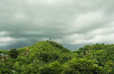 缅甸Mrauk U的山坡上有一座佛教寺庙