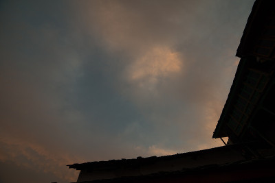 日落在传统的木屋，令人惊叹的景象与喜马拉雅山脉。喜马拉雅山脉