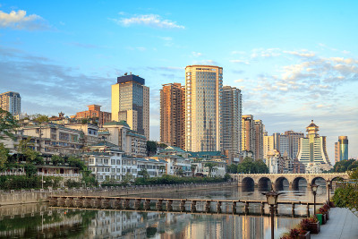 现代高楼和桥梁，贵阳城市景观，中国。