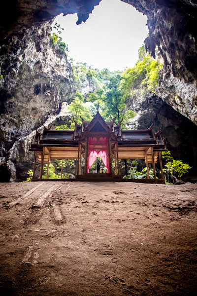 泰国帕拉雅·那空洞，Khua Kharuehat亭庙，位于泰国巴育普·基里汗Khao Sam Roi