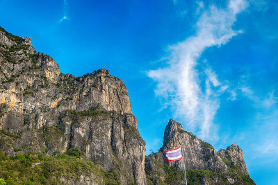 美丽的蓝天、云和山