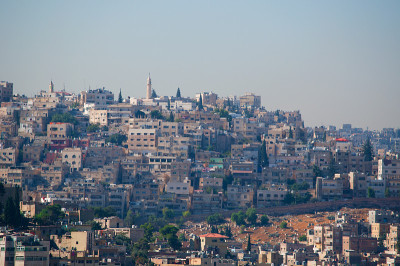 安曼:从安曼城堡(Amman Citadel)顶部俯瞰首都安曼全景，这里是历史和考古遗址，也是城市的