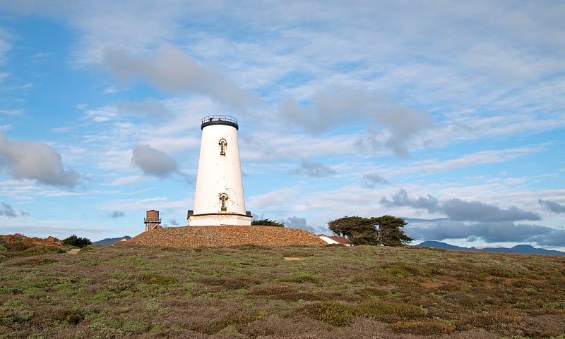 美国加州中部海岸的Piedras Blancas灯塔