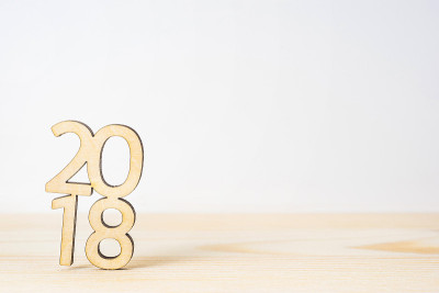 白色背景的桌子上木质的单词“2018”