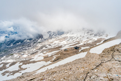 美丽的徒步旅行和攀登Zugspitze附近的埃尔瓦尔德和艾比西，德国最高的山