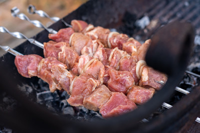 用炭火煮肉。