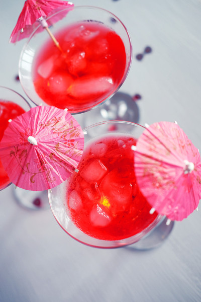 冰和纸伞的覆盆子鸡尾酒。夏日清爽的酒会饮品。