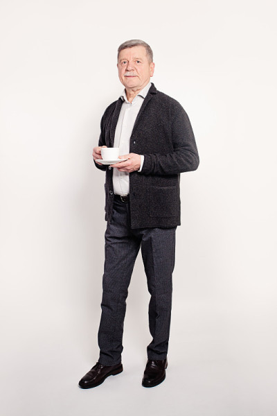 资深商人正在休息。一杯咖啡的成熟男人