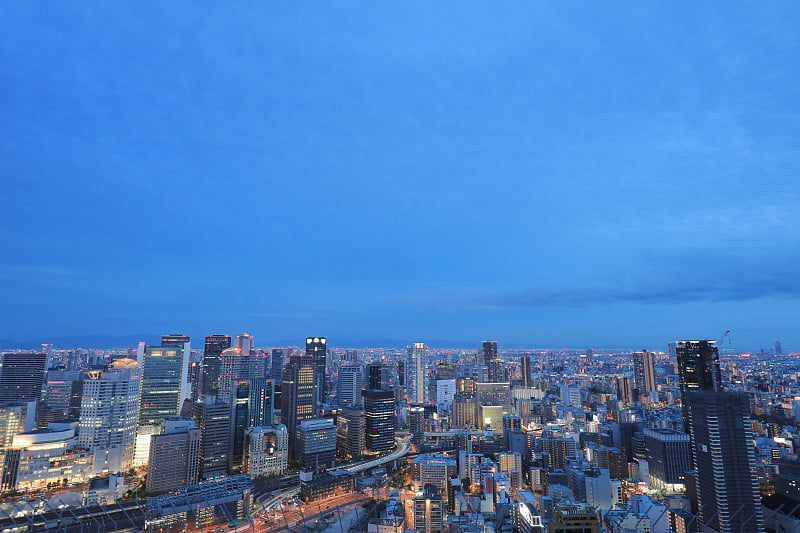 夜深的大阪市中心梅田天空大厦