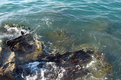 土耳其Kuşadası，海浪冲击着岩石海岸