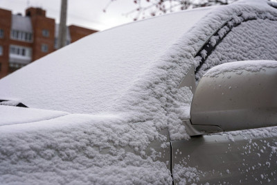 一辆辆积雪覆盖的车，一辆辆车里毛绒绒的第一场雪;立冬，清晨的烦恼