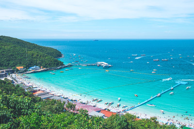俯瞰美丽的海滩和海港。