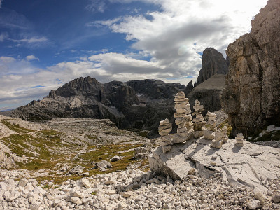 Oberbachernspitze -一片满是石人的土地。在后面是意大利白云岩的高链，笼罩在晨雾中。