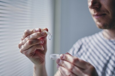年轻人打开隐形眼镜盒