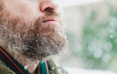 男人胡子上的雪花
